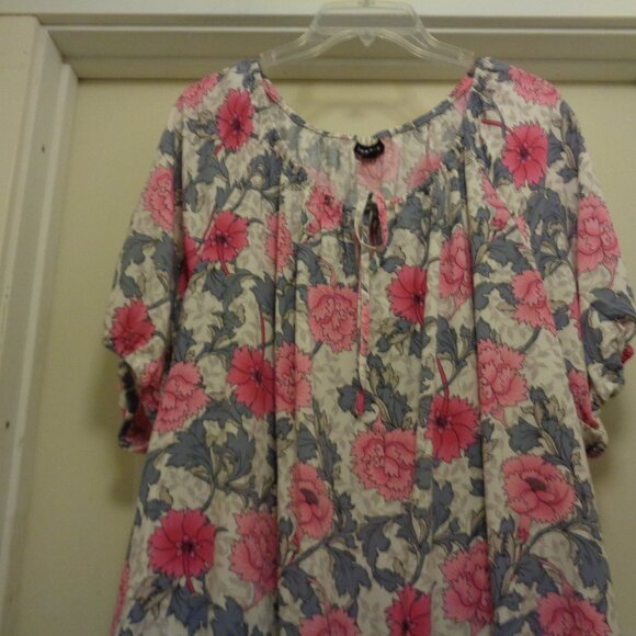 PRETTY GIRL SWEET GIRL TORRID BIG PINK FLOWERS RAYON BLOUSE TORRID 2 - Picture 3 of 7